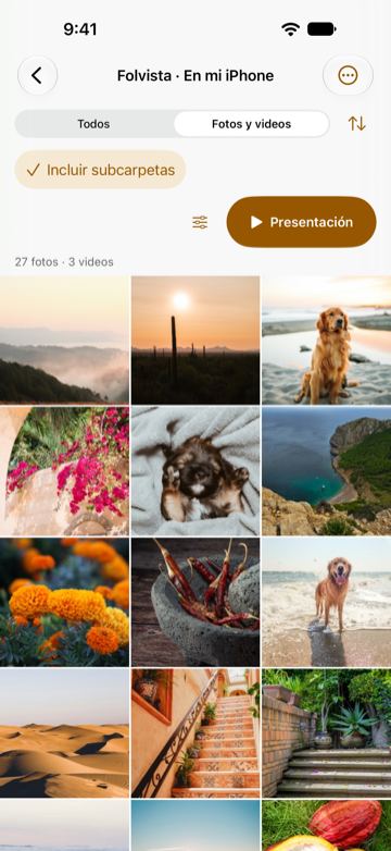 Una carpeta en Folvista con Fotos y videos seleccionado e Incluir subcarpetas marcado, que cuenta 27 fotos y 3 videos en una cuadrícula de tres columnas con paisajes, un perro en la playa, flores, chiles en un molcajete y dunas.