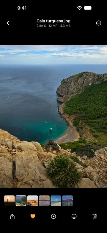 Cala turquesa.jpg abierta en el visor, 2 de 6, 12 MP y 4.3 MB, con una tira de las otras fotos de la carpeta y botones para compartir, marcar favorita, iniciar una presentación, ver información y borrar.